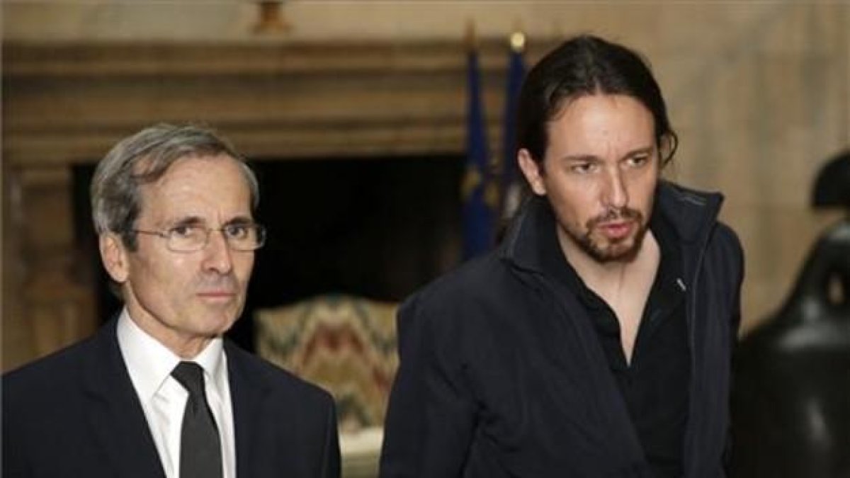 El líder de Podemos, Pablo Iglesias, junto al embajador de Francia en España, Yves Saint-Geours, antes de firmar en el libro de condolencias instalado en el vestíbulo de la residencia del embajador, en Madrid, este sábado.