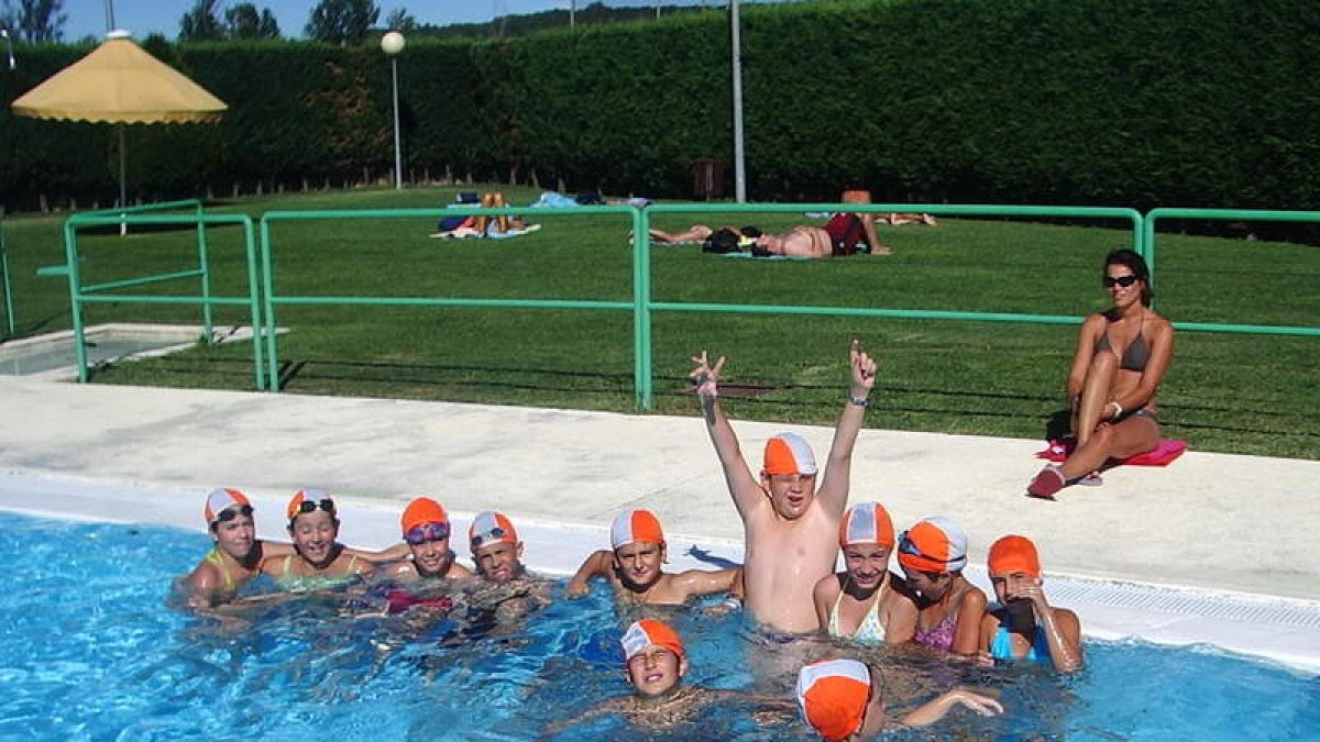 Muchos cursos de verano municipales se celebran en la piscina.