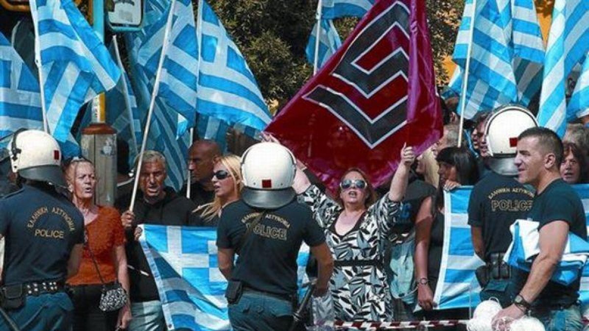 Manifestación de seguidores ultras de Amanecer Dorado, en Atenas.