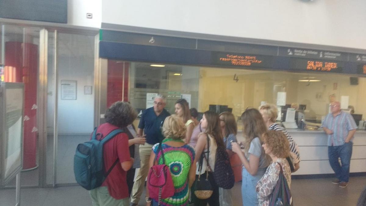 Un grupo de viajeros reclama información en la estación de León.