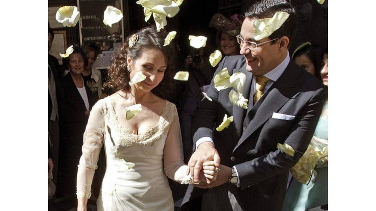 Mercedes Alaya y su marido Jorge Castro, a su salida de la iglesia de San Alberto de Sevilla.