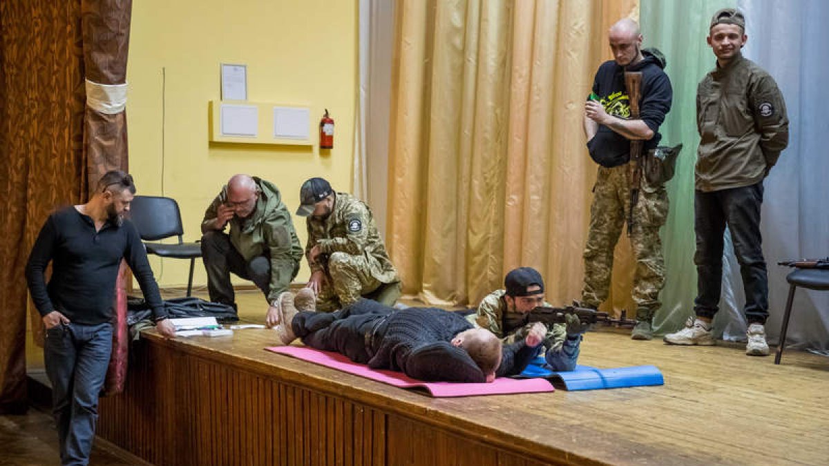 Jóvenes reciben adiestramiento en un colegio de Kiev. MIGUEL GUTIÉRREZ