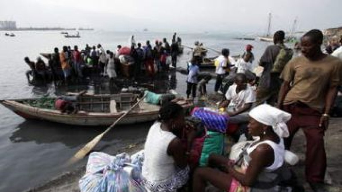 Varias personas tratan de abandonar Puerto Príncipe