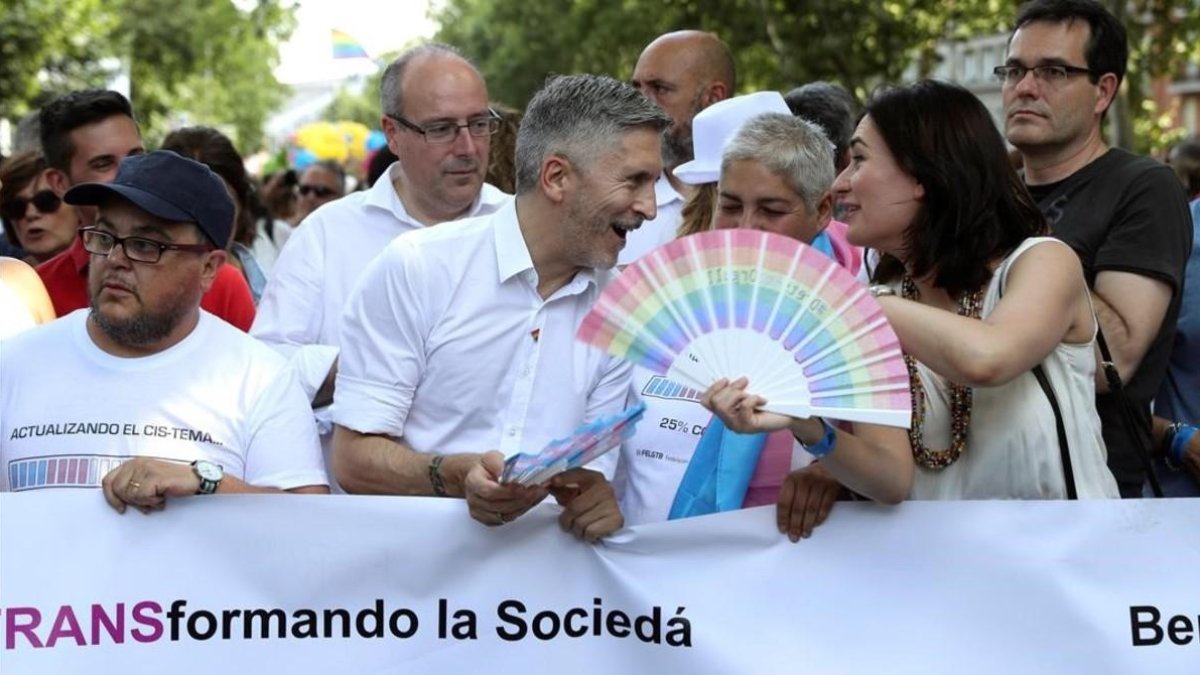 Los ministros Carmen Montón (Sanidad) y Fernando Grande-Marlaska (Interior), en la manifestación del Orgullo, en Madrid