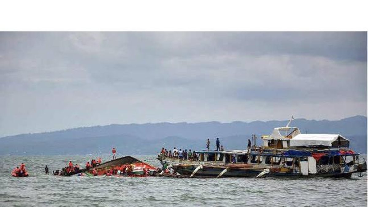 Vista general de las labores de búsqueda y rescate de víctimas junto a la  embarcación que naufragó en aguas frente al puerto de Ormoc.