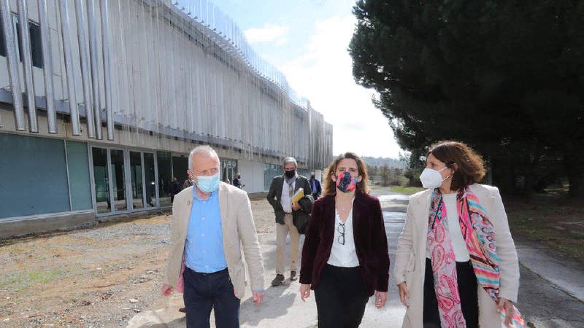 Visita de la ministra a la zona que se va a urbanizar. L. DE LA MATA