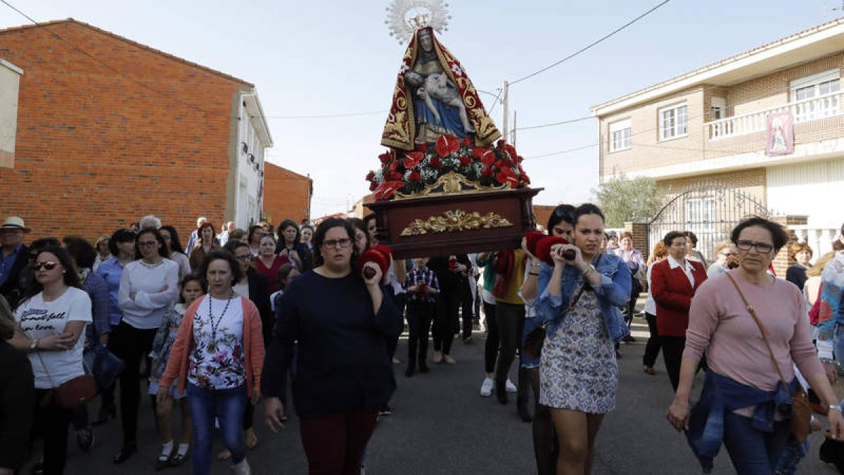 Los más jóvenes de la localidad fueron los encargados de procesionar la imagen de la virgen por el pueblo donde no faltó la exhibición de pendones. MARCIANO PÉREZ