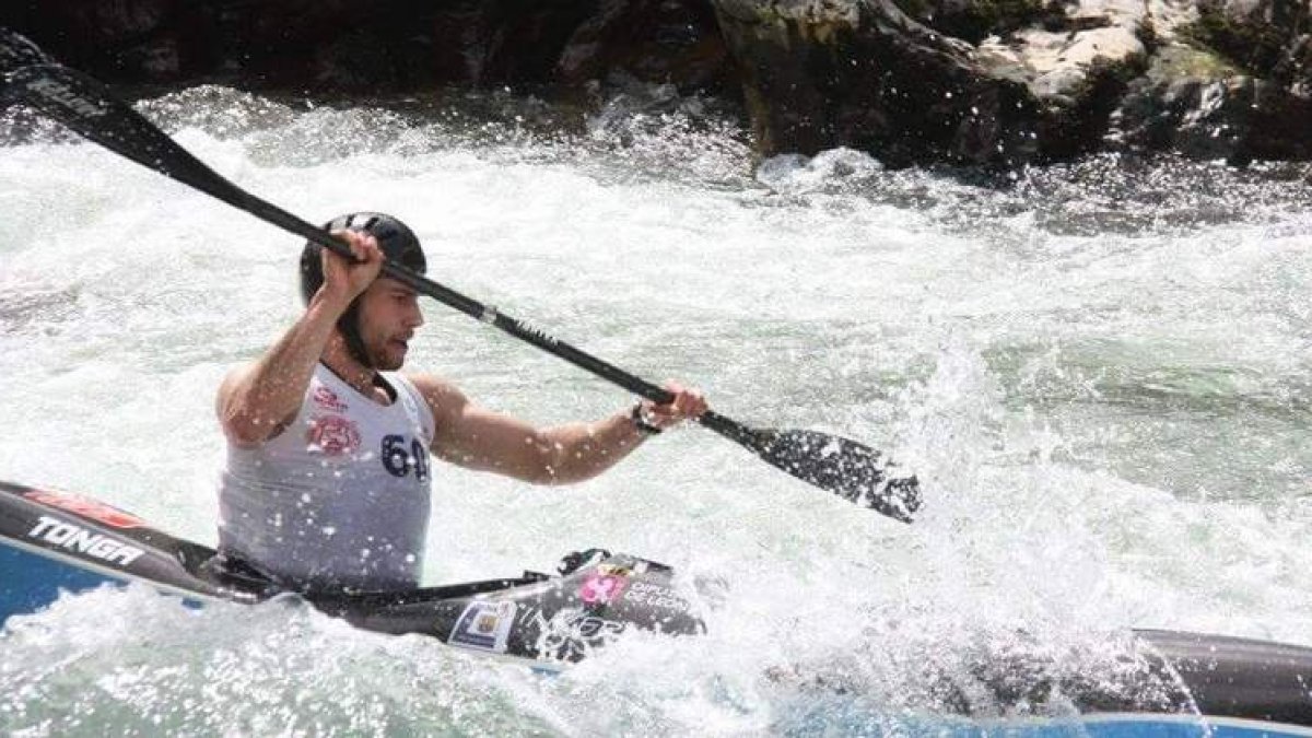 El palista leonés Guillermo Fidalgo debuta mañana en el Mundial de aguas bravas. DL