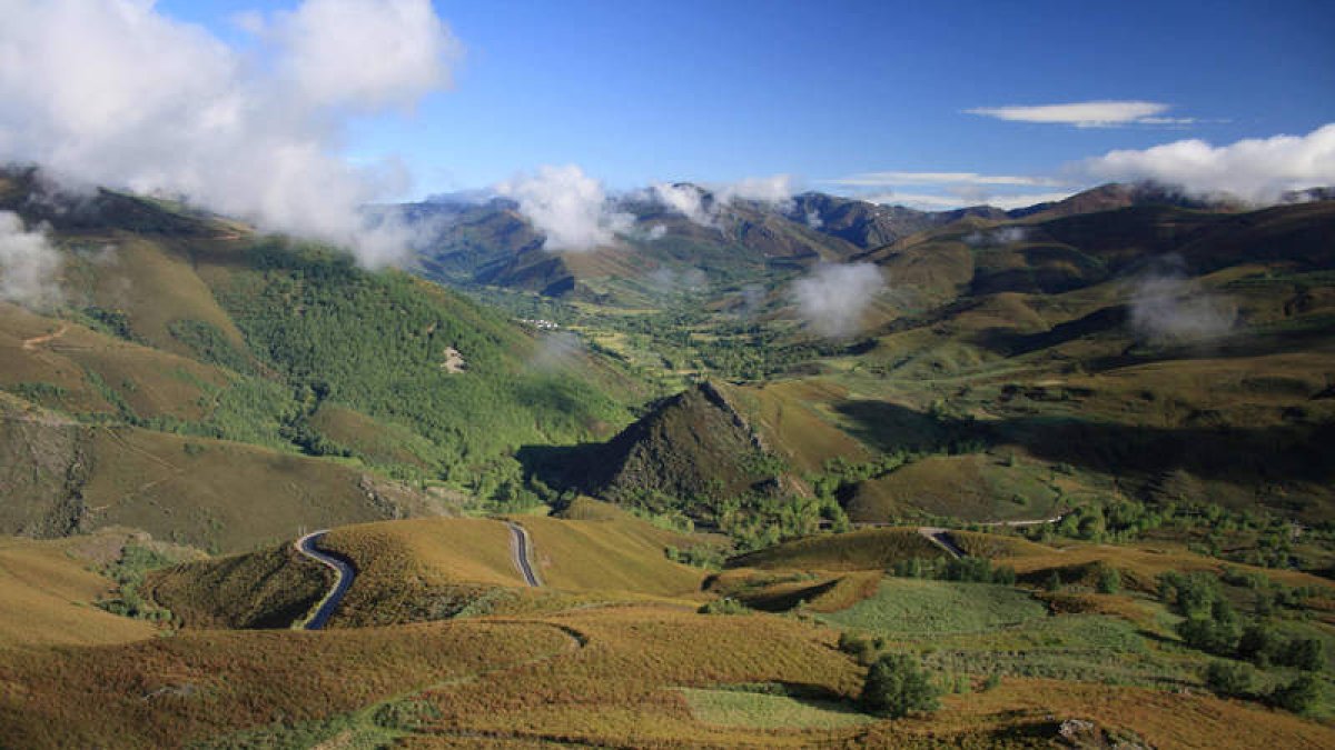 Panorámica del Real Valle de Ancares visto desde el puerto de La Cruz de Lumeras.