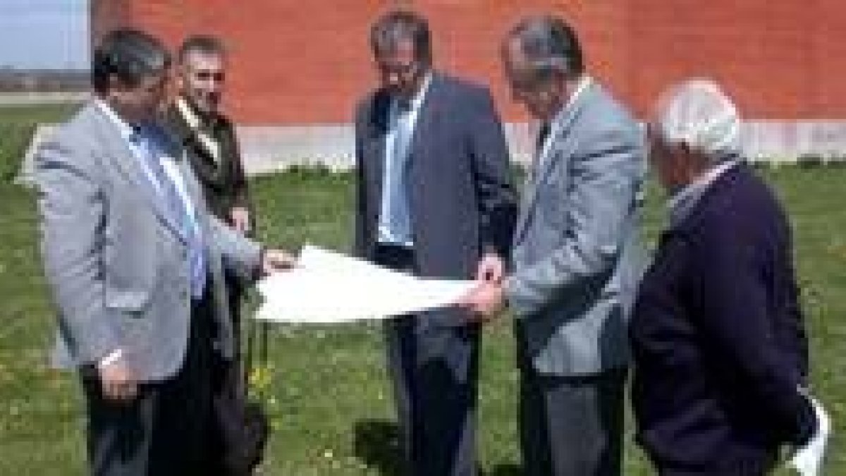 Los responsables de la Junta y del Ayuntamiento de Villarejo, donde se construirá la guardería