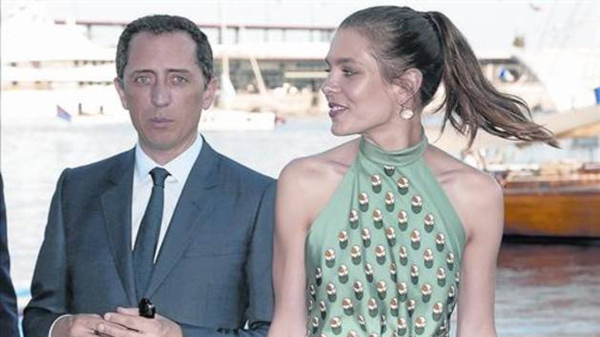 Carlota Casraghi y Gad Elmaleh posan durante la inauguración del Yacht Club de Mónaco, en junio del 2014.