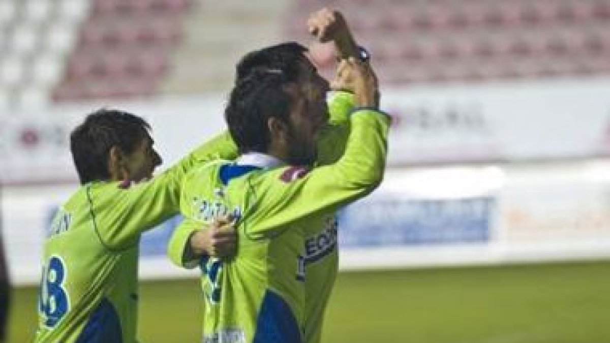 Ismael Irurzun y Cristian Portilla celebran junto a Rubén Vega uno de los dos goles del delantero de