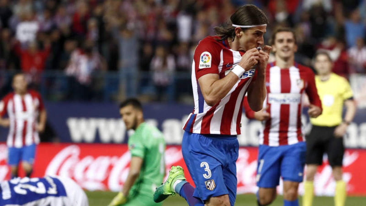 Filipe Luis se besa el escudo del Atlético de Madrid de la camiseta tras anotar el 1-0. MARISCAL