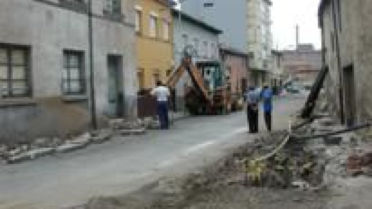 Las obras de renovación de la red de agua afectan a las principales calles de La Robla