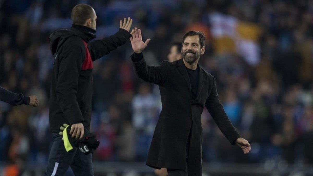 Quique Sánchez Flores choca la mano con Pau López tras ganar el derbi.