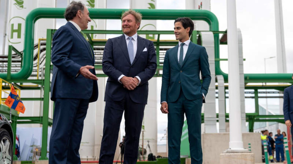 Galán, el rey Guillermo y el ministro para el Clima y Política Energética de los Países Bajos, ayer. ISMAEL HERRERO