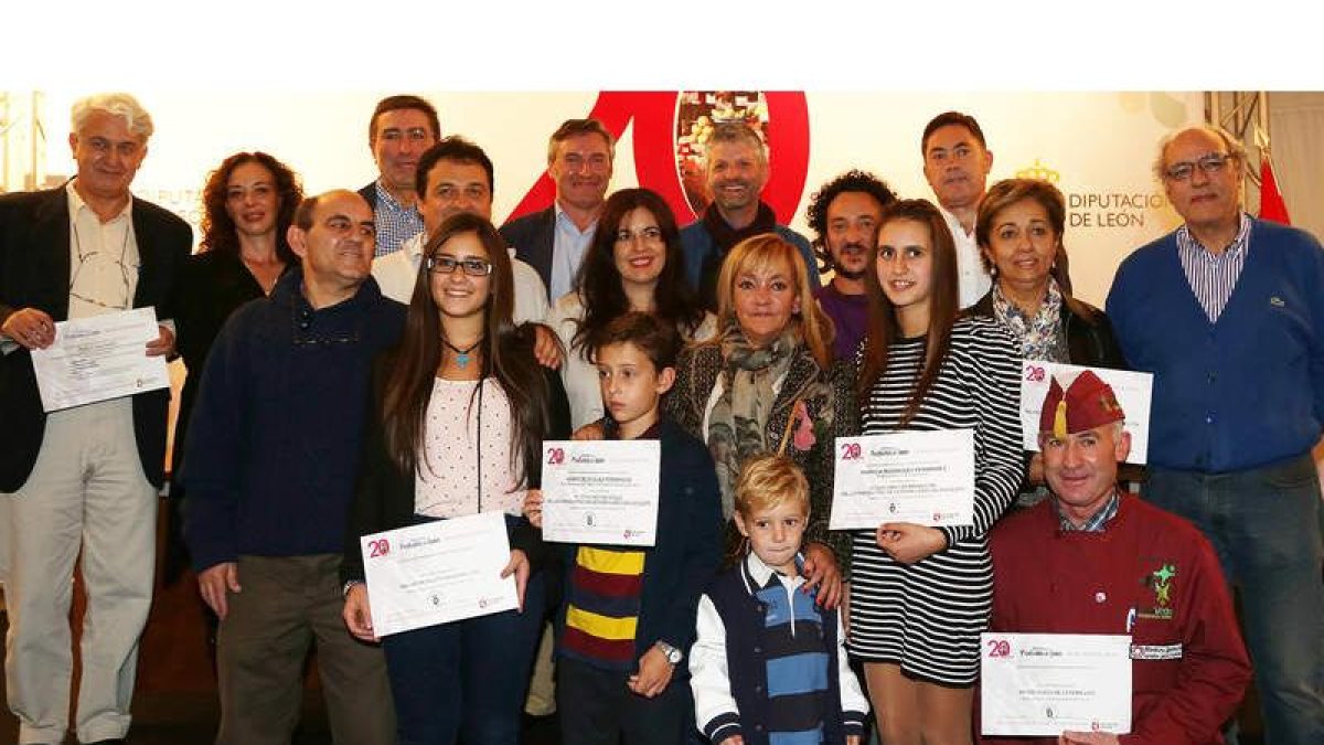 Foto de familia de los dirigentes de la Diputación con los premiados en la feria de Productos de León.