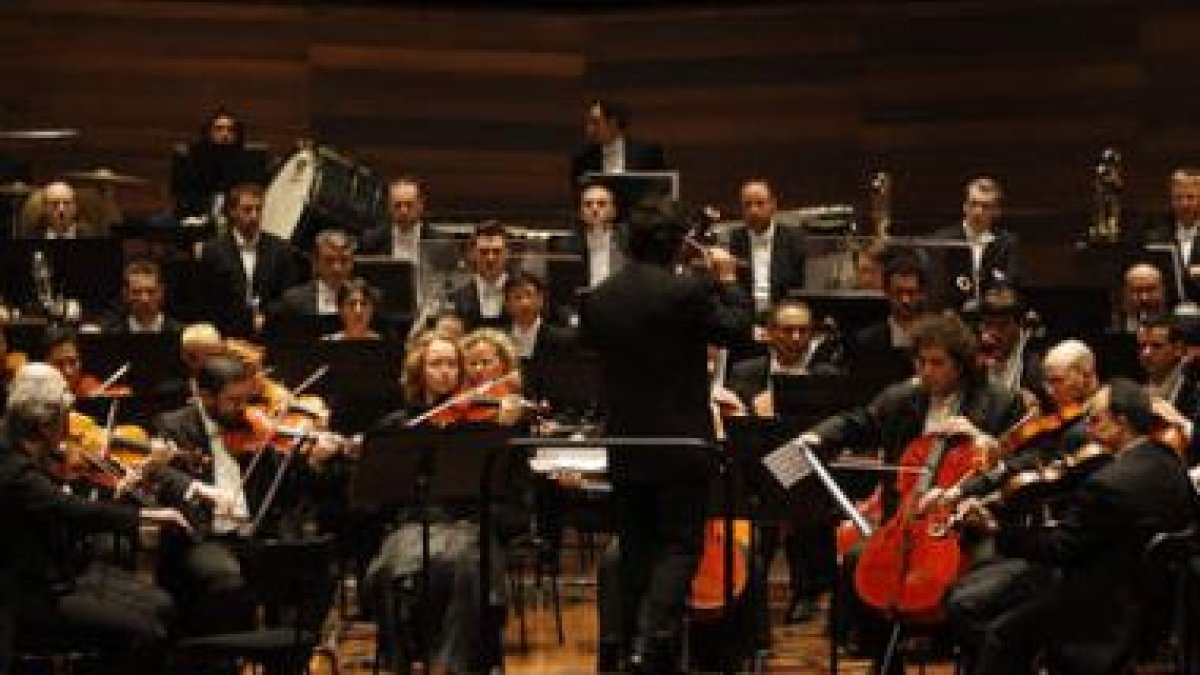La Sinfónica de Castilla y León inició ayer la programación de «Raíces».