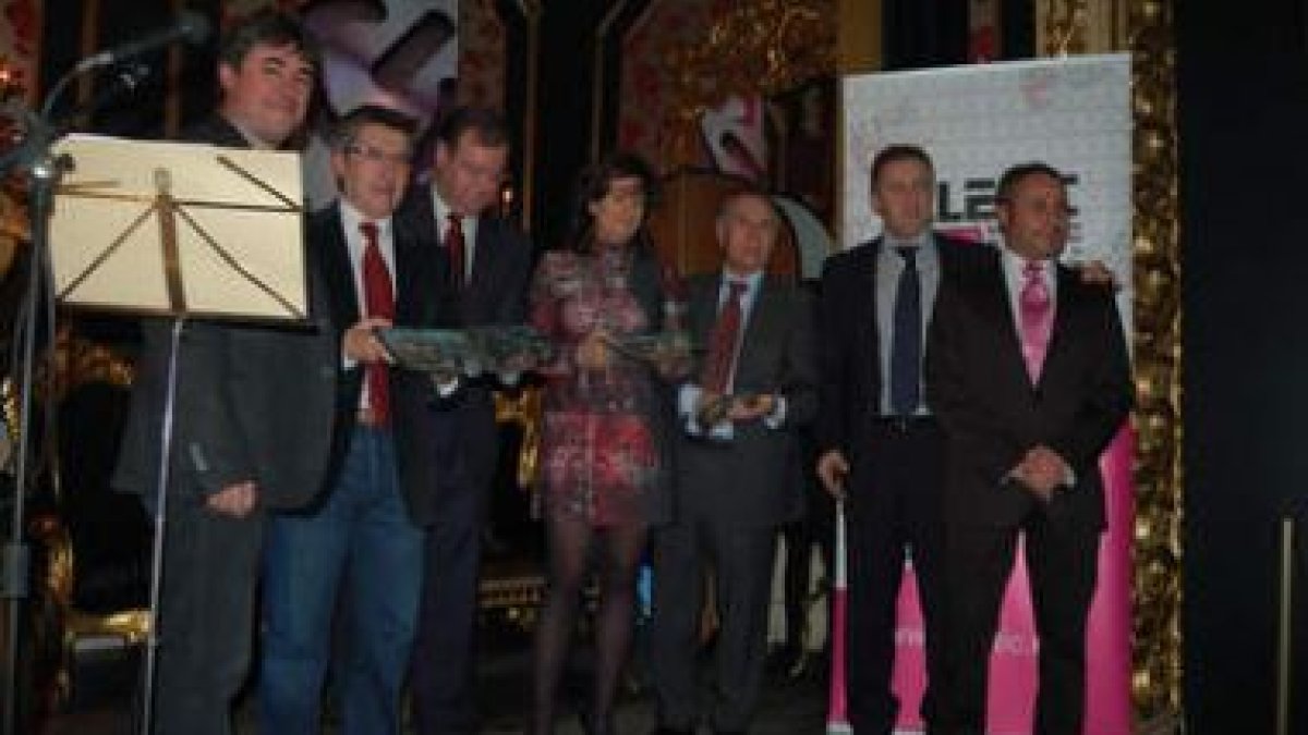 Los premiados posan junto a los representantes de Aletic.