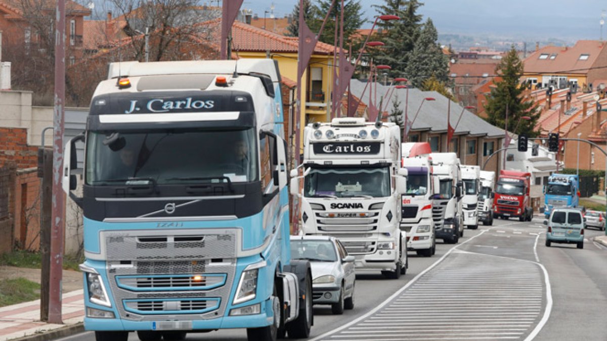 Camiones en marcha lenta en señal de protesta. MARCIANO PÉREZ