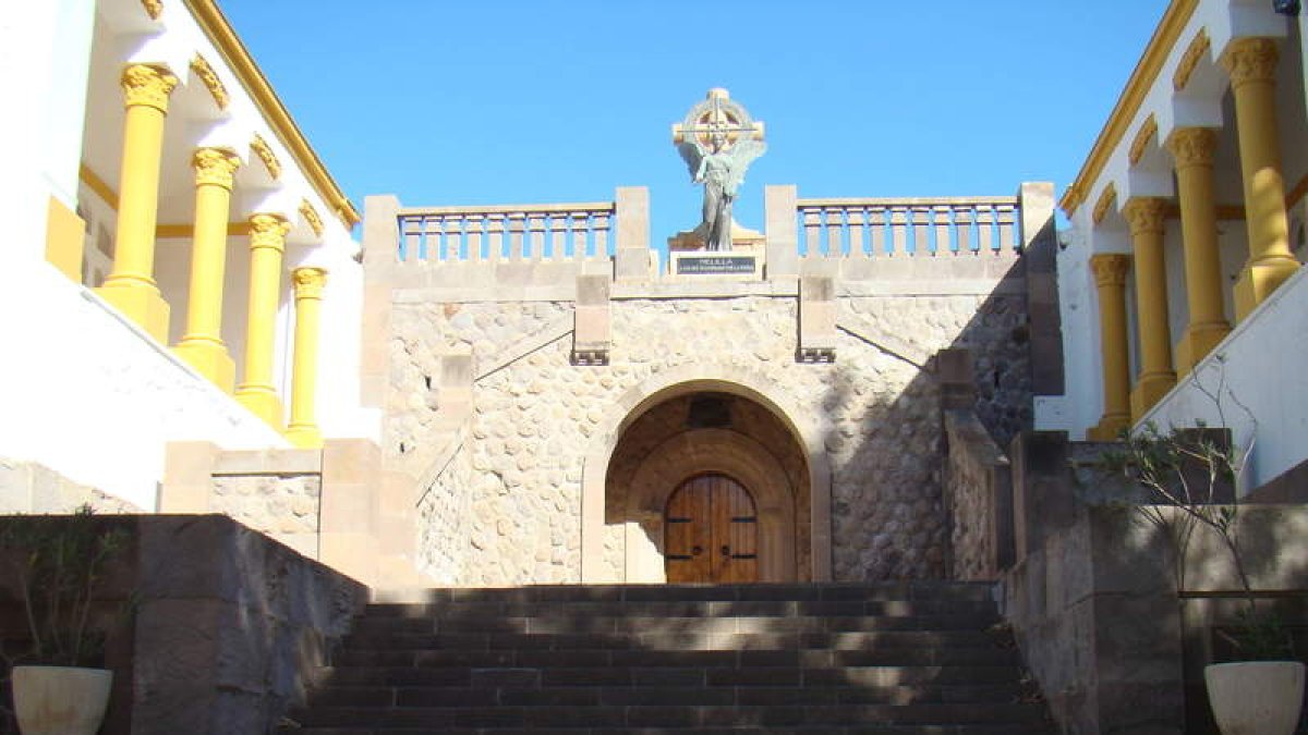 Escalinata central de acceso al Panteón de los Héroes de Melilla.