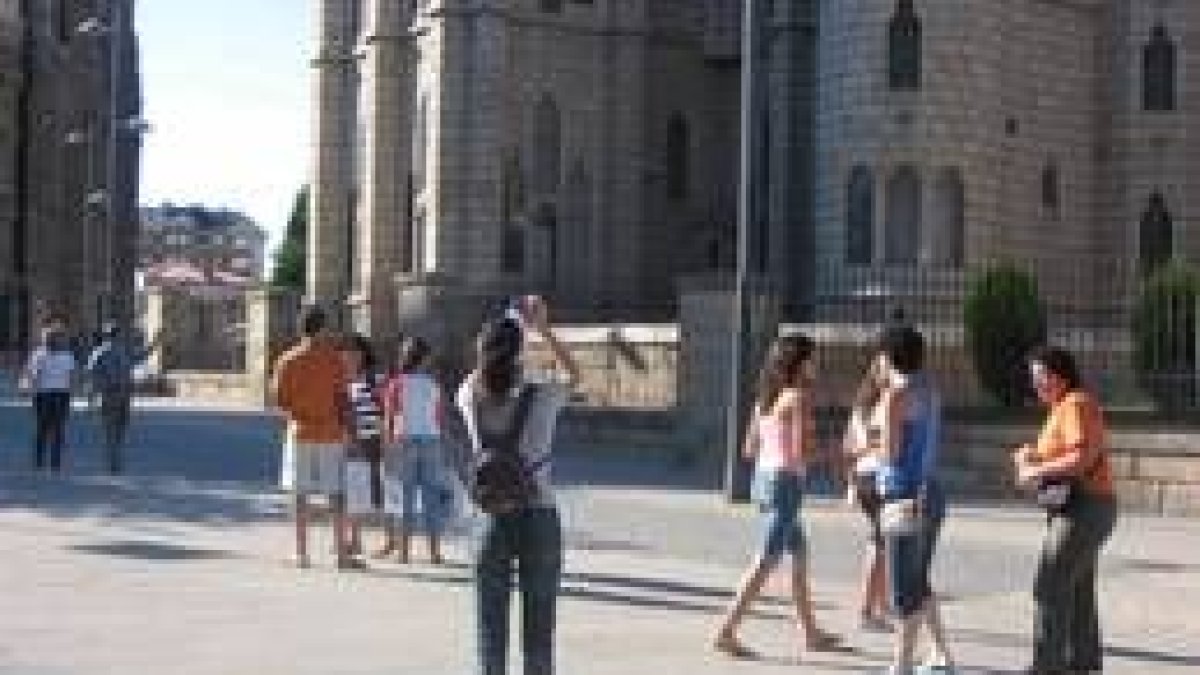 Un grupo de turistas hace fotografías ante el palacio de Gaudí de Astorga