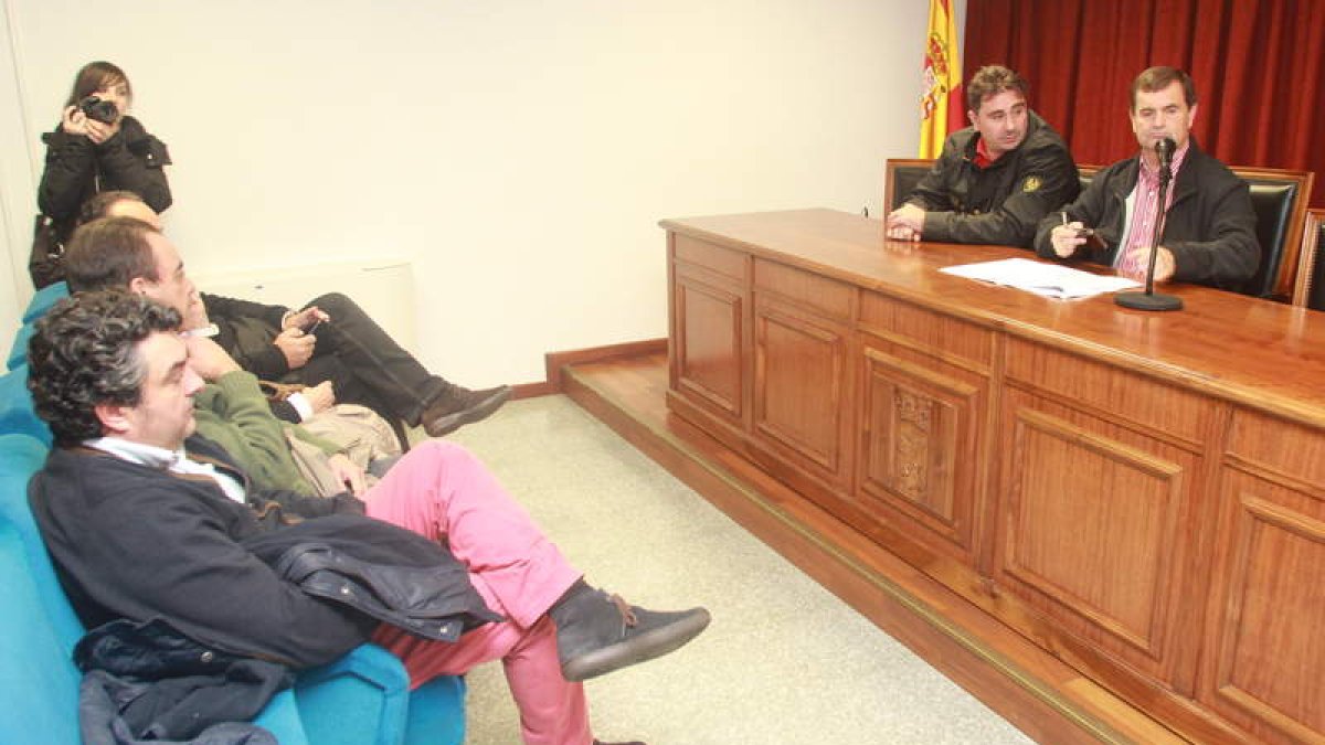 Los diputados Velasco y Blanco presentaron las cuentas ante los alcaldes del Bierzo.