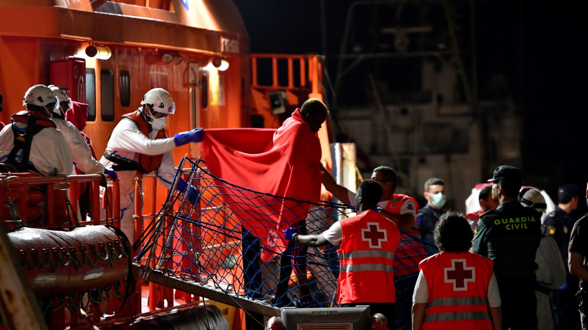 Rescatan una balsa con seis inmigrantes en aguas del Estrecho de Gibraltar