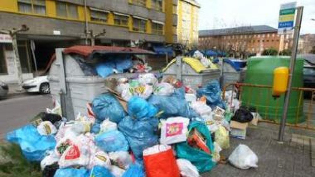 La basura se acumulan en la calle Río Urdiales de Ponferrada, en el polígono de Huertas.