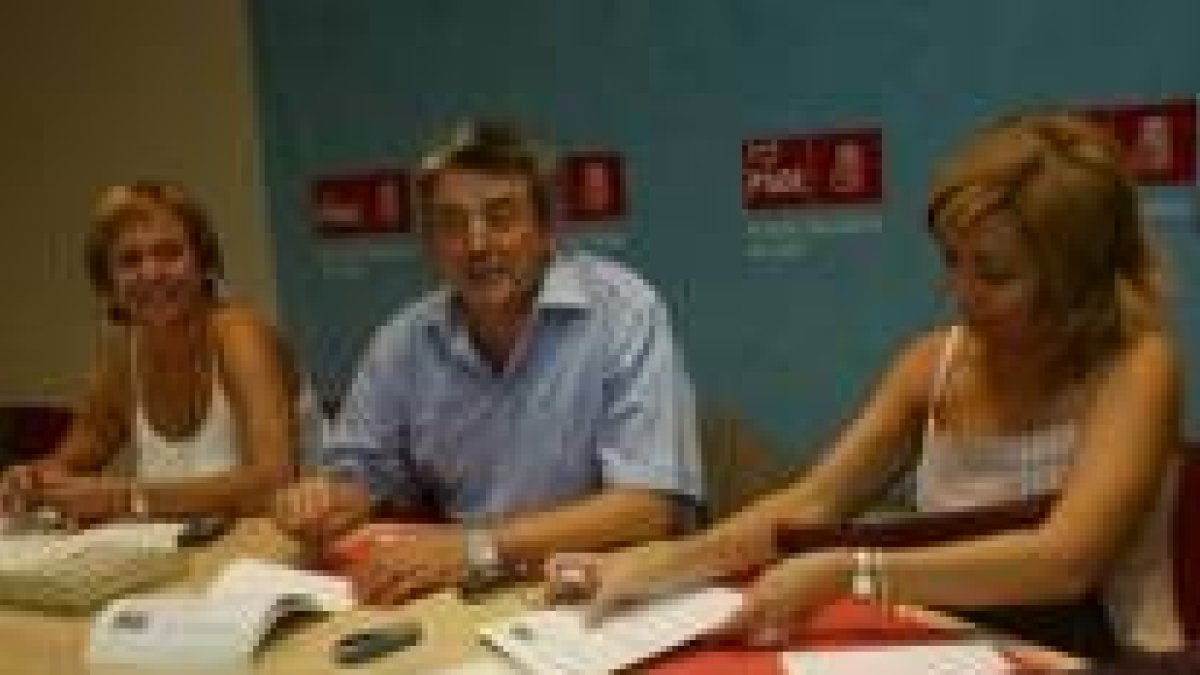Miguel Martínez -en el centro- ayer, al inicio de la comisión ejecutiva provincial del PSOE