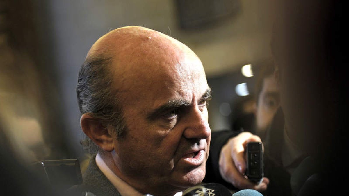 El ministro de Economía, Luis de Guindos. VILLAR LÓPEZ