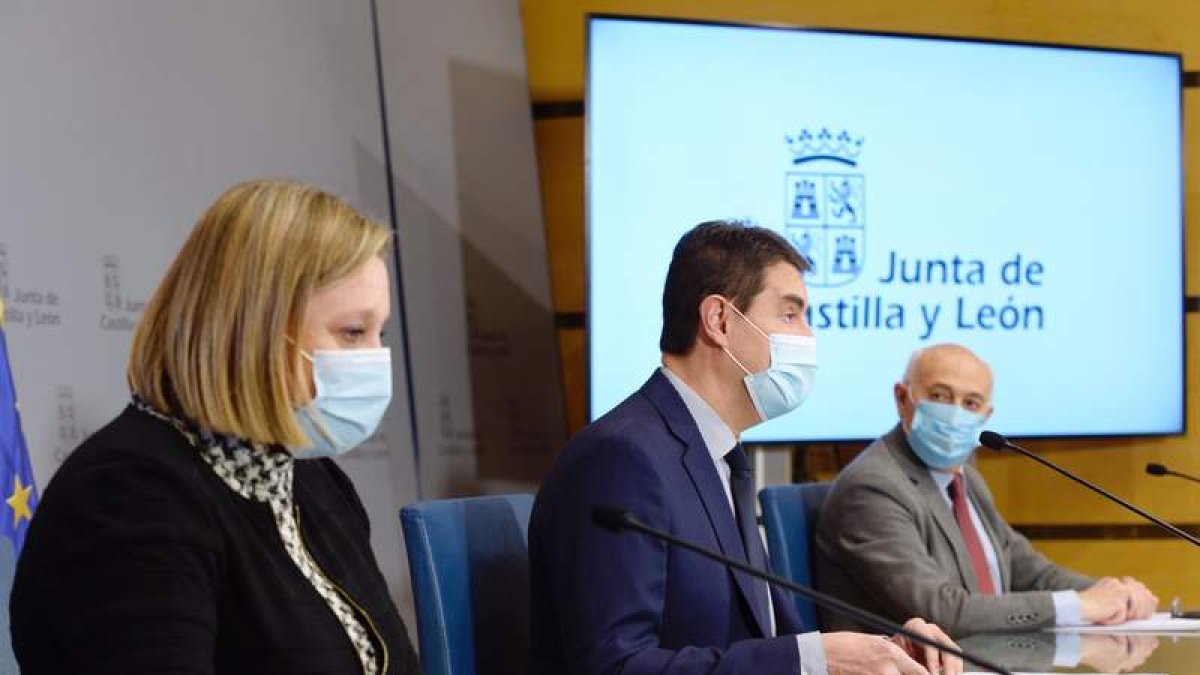 Isabel Blanco Ibáñez y Juan Pérez, ayer, tras su reunión. NACHO GALLEGO