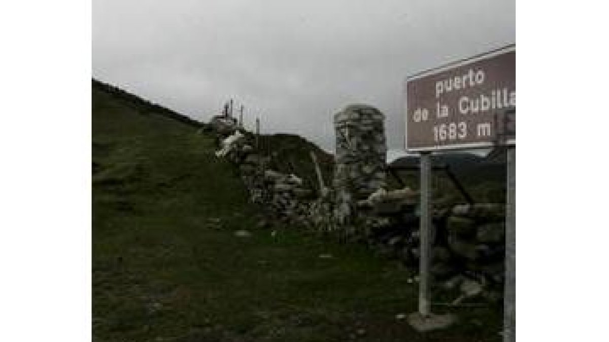 Lindero del puerto de Pinos entre León y Asturias, en el alto de la Cubilla