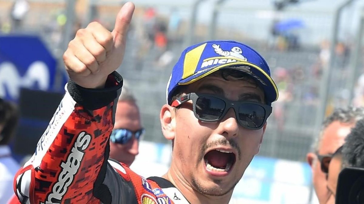 Jorge Lorenzo (Ducati) celebra, eufórico, su tercera pole consecutiva de la temporada.