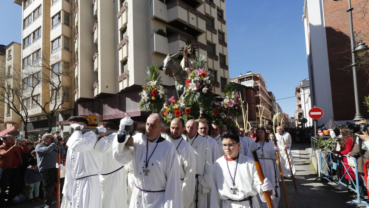 Imágenes de la procesión con la Entrada Triunfal en Jerusalén del Domingo de Ramos en Ponferrada. L. DE LA MATA