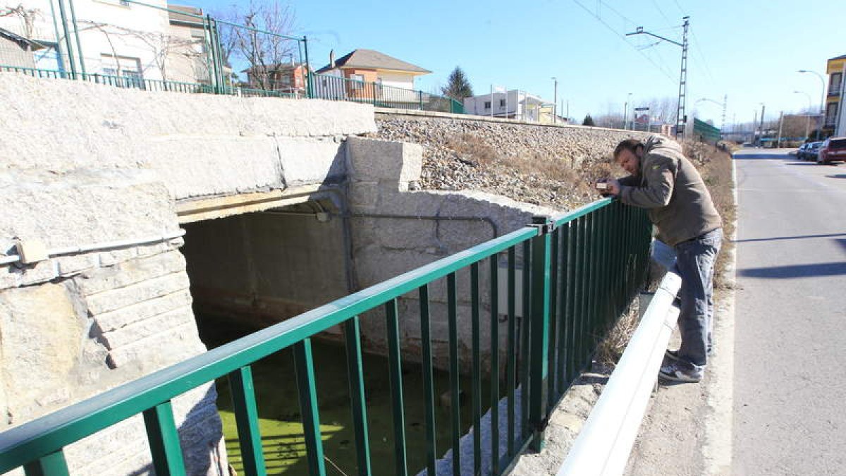 El paso subterráneo de Villadepalos, en la imagen, se inunda constantemente.