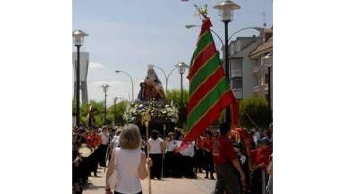 Un momento de la procesión de La Virgen del Camino, el año pasado