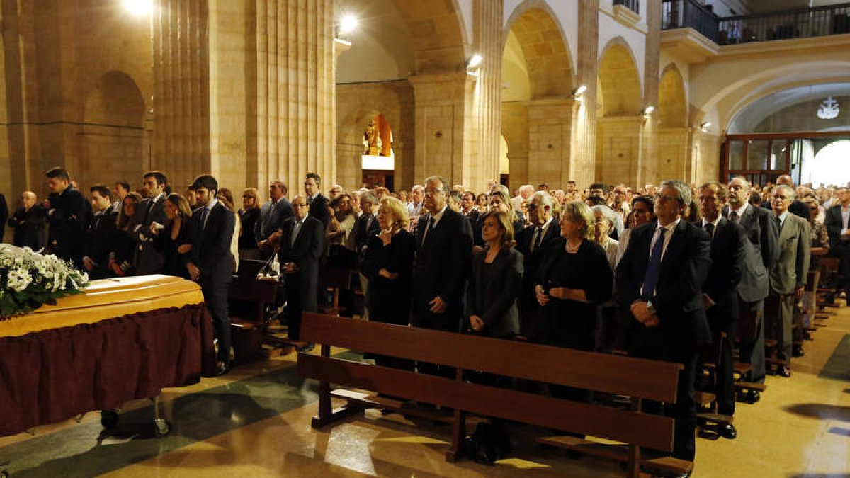 El funeral por Antonio Silván Garrachón se celebró ayer por la mañana en la iglesia de los Capuchinos de León. MARCIANO
