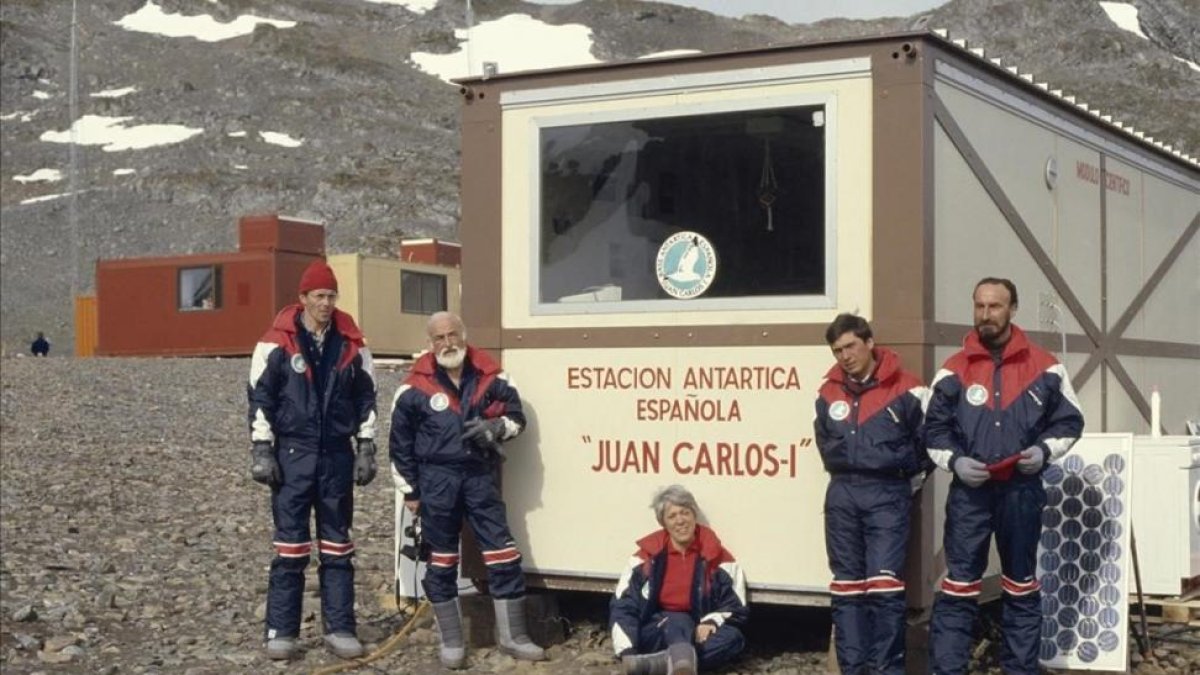 Primer campamento español en la Antártida, en la isla Livingston, germen de la futura base Juan Carlos I. Antoni Ballester es el segundo por la izquierda.