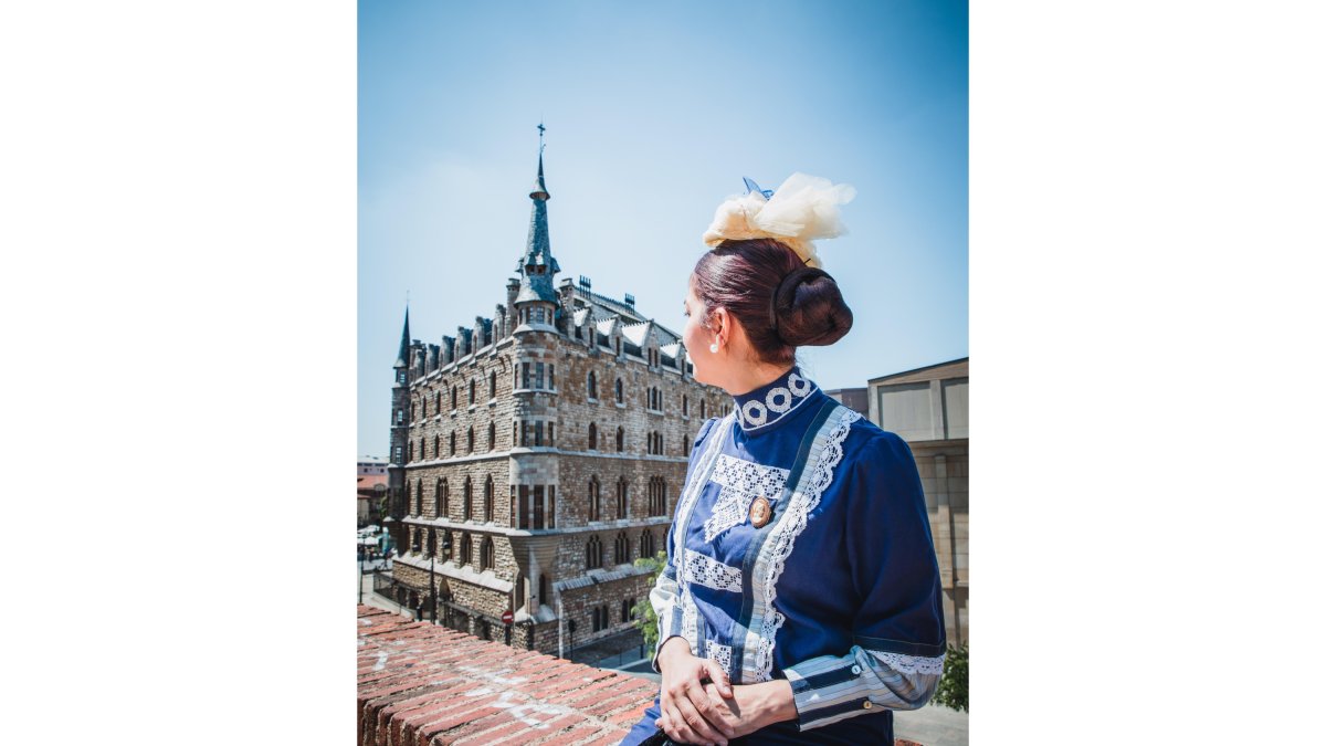 Una mujer posa frente a la Casa Botines con un vestido de época. | DL