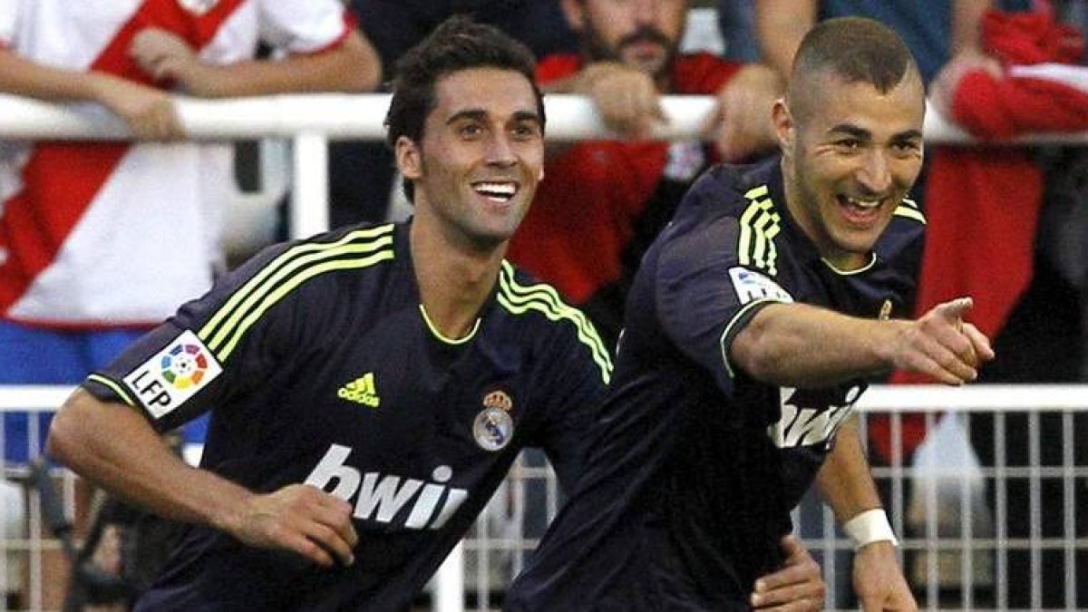 Karim Benzema, derecha, celebra con su compañero Álvaro Arbeloa el gol que abrió la cuenta para el Madrid frente al Rayo.