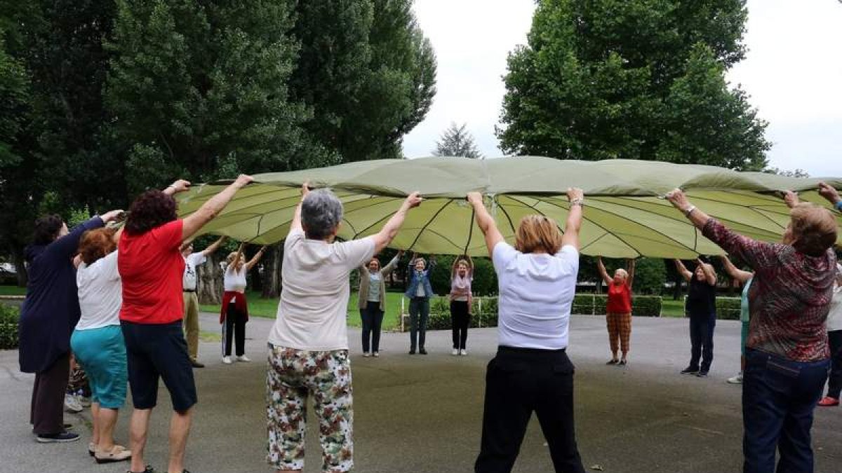 Actividad física al aire libre en los parques de León. DL