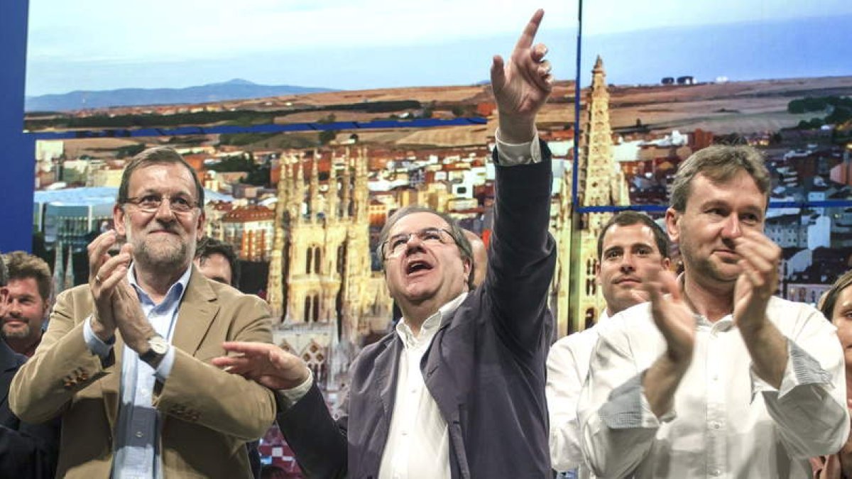 Mariano Rajoy, Juan Vicente Herrera y Javier Lacalle, ayer al final del mitin en Burgos, el único del presidente en la Comunidad.