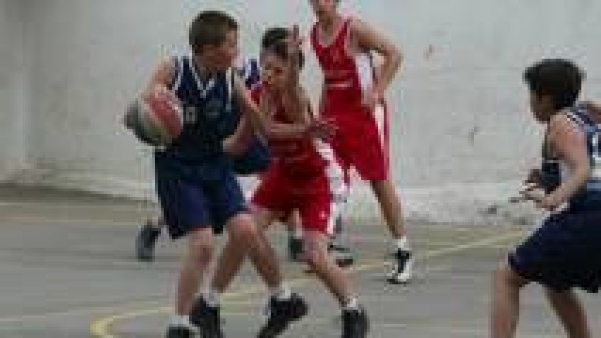 La competición de baloncesto escolar apenas pudo disputar algunos encuentros de la jornada inaugural