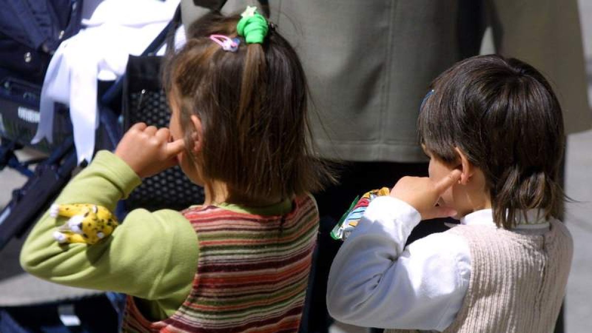 Dos niños se protegen del ruido en una estampa del centro de la capital. JESÚS F. SALVADORES