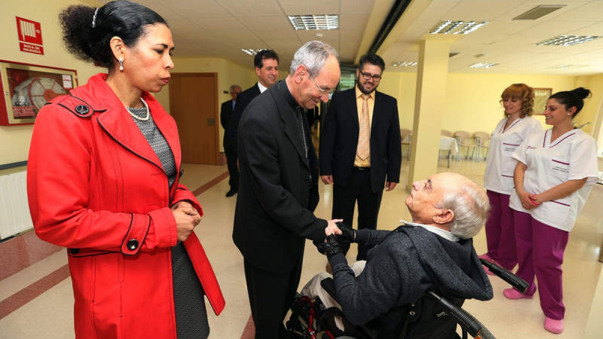 El obispo de Astorga saludó a los residentes, ayer en la inauguración del centro.