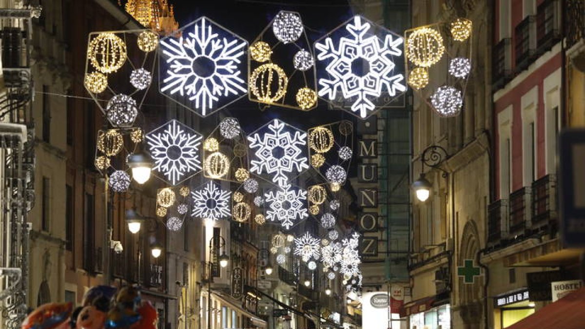 Un paseo por las calles iluminadas de León. MARCIANO PÉRES