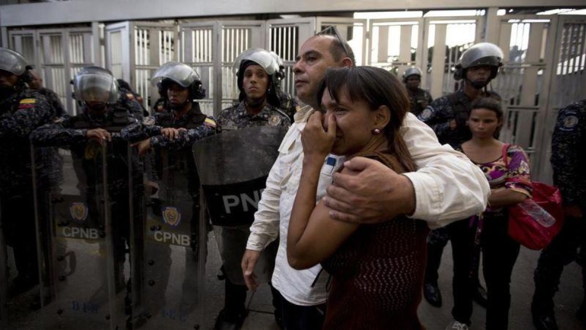 Compañeros del concejal Alberto Albán, desconsolados tras la noticia de su muerte.