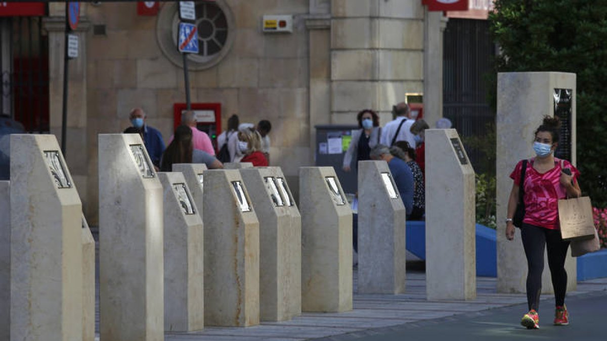 Paseo por delante de las esculturas de los reyes de León, en Ordoño. FERNANDO OTERO