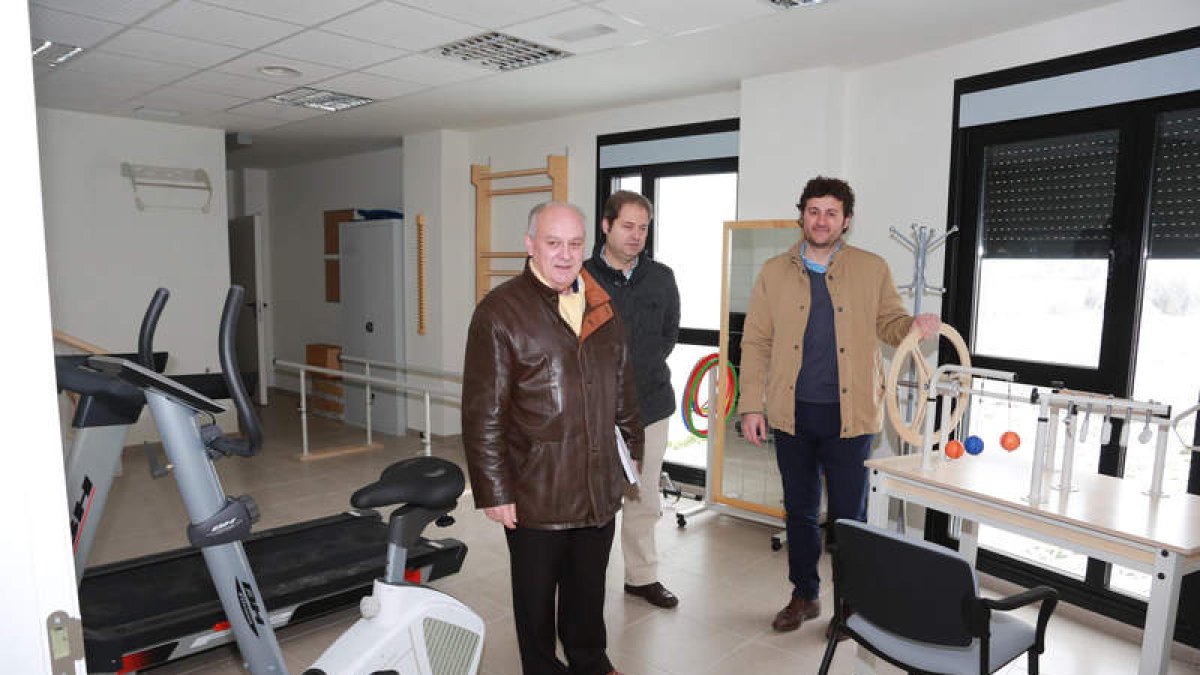 Cortina, Fernández y García visitaron ayer el centro.